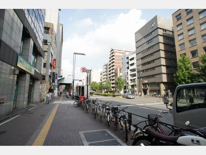 物件前の新宿通り　【いちご四谷四丁目ビル】