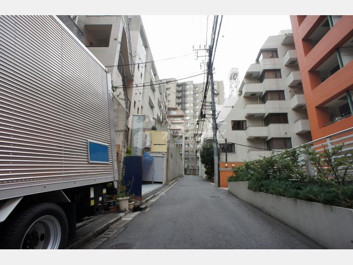 前面道路【ヴィアシテラ赤坂】