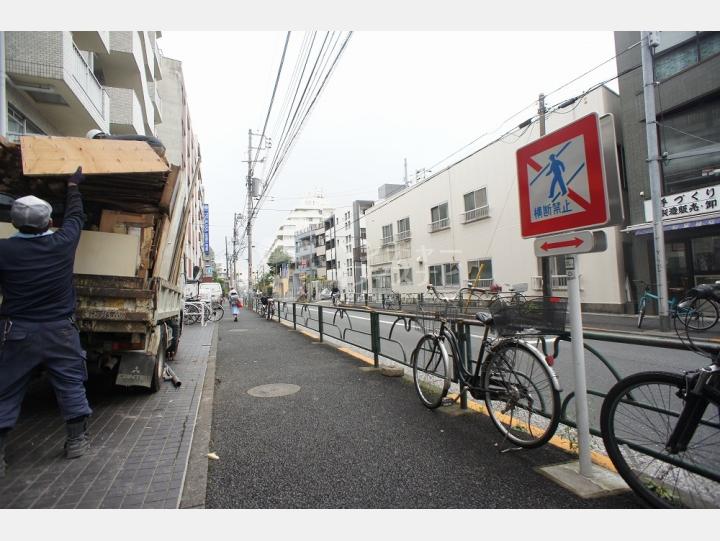 物件前の通り【ルックハイツ北新宿壱番館】