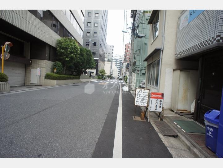 ビルの前の通り【馬事畜産会館】