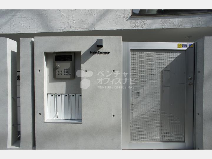 入口【ＨＡＬＥ　ＴＥＲＲＡＣＥ】