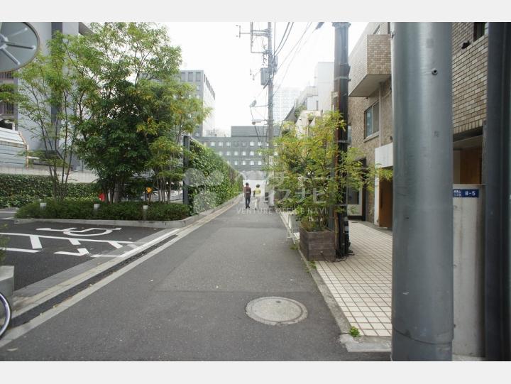 建物前の道路【アーバンプレム南青山】