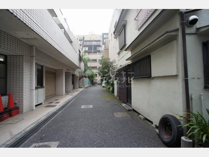 建物前の道路【岩波ビル】