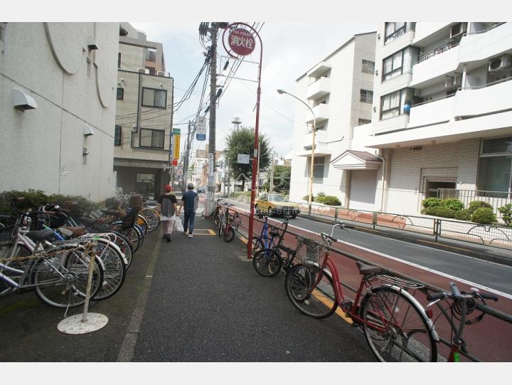 物件前の通り【ヴェラハイツ新宿】