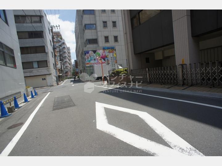 ビルの前の通り【車坂増田ビル】