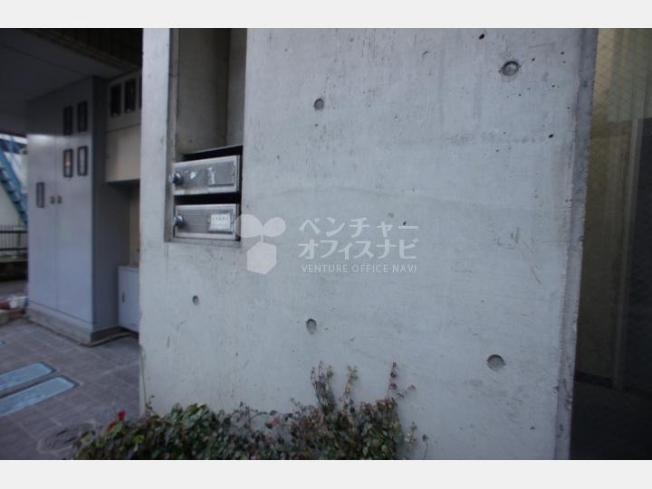 入口前ポスト【ユーベース神宮前（旧小松ビルディング）】