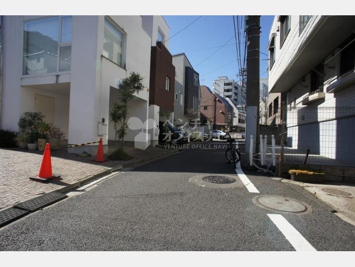 前面道路【由寿荘】