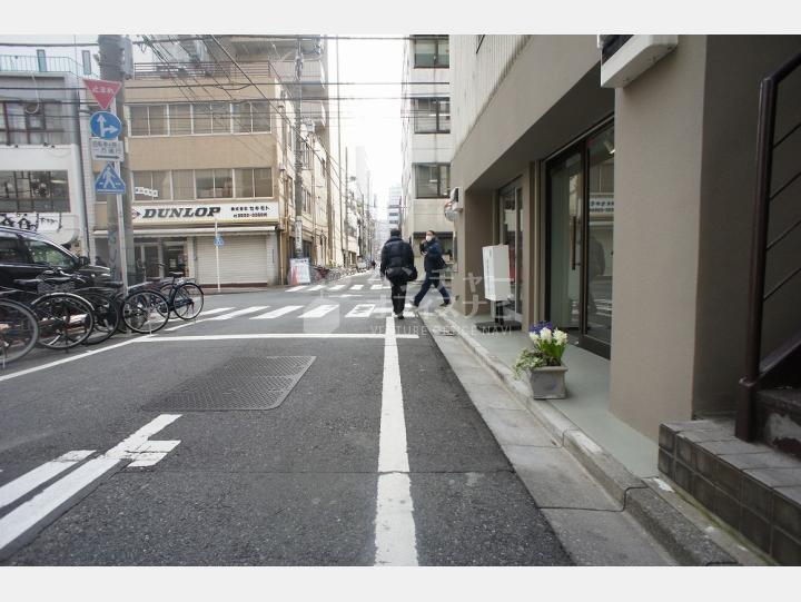 前面道路【ハピネス御徒町】