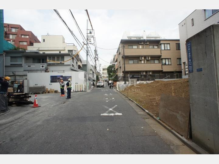 前面道路【ブルースカイ千駄ヶ谷】