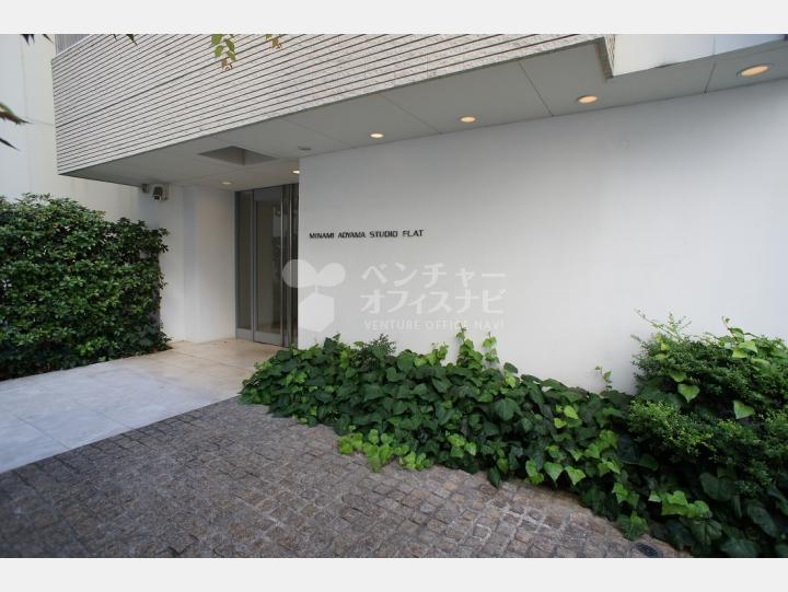 入口 【南青山スタジオフラット(MINAMI AOYAMA STUDIO FLAT)】