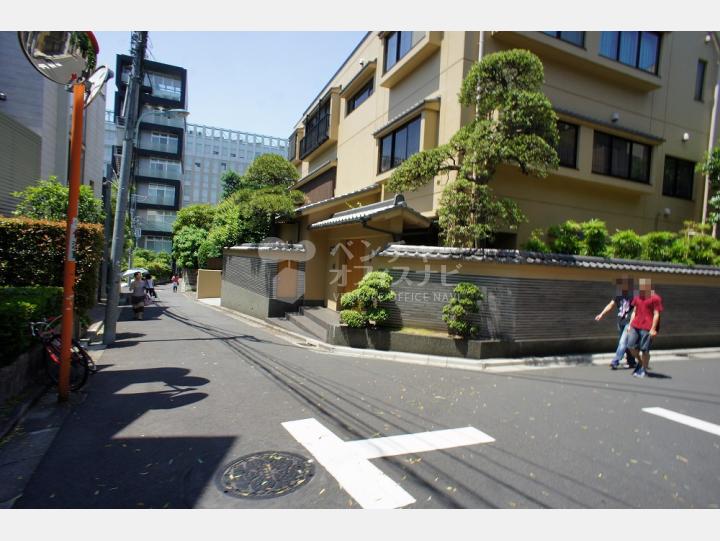 建物前の道路【マリンメモリアル】
