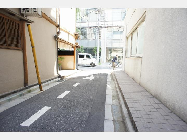 建物前の道路【新橋白井ビル】