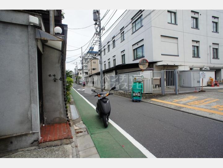 ビルの前の通り【ランドビル】