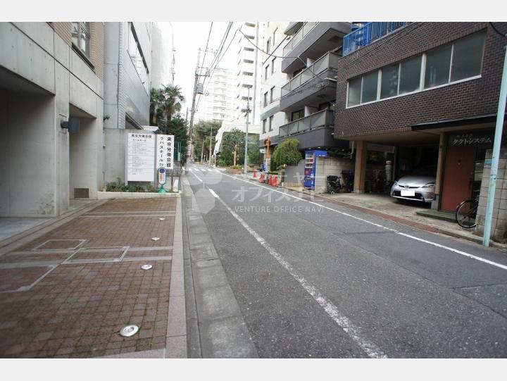 前面道路【東京労働会館】