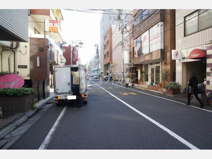 前面道路【コムロンド代々木公園フラッツ】