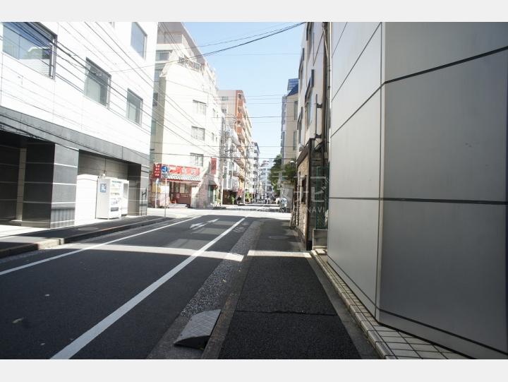 ビルの前の通り【祐ビル】