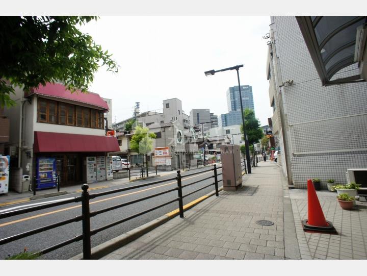 前面道路【市ヶ谷タイホービル】