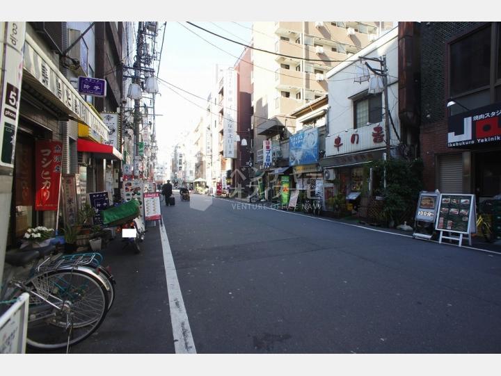 ビルの前の通り【プロスペリティ北大塚】