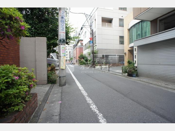 ビルの前の通り【セントラル三田ハイツ】