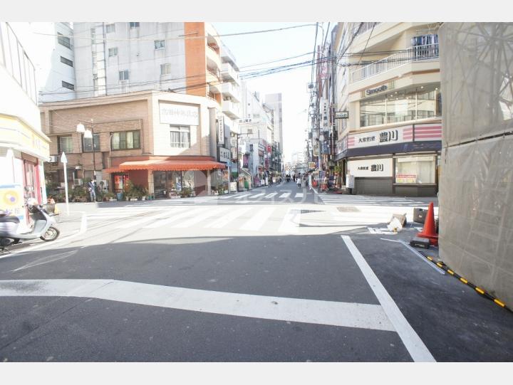ビルの前の通り【プロスペリティ北大塚】