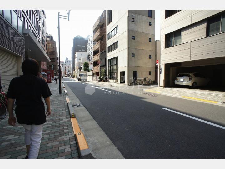 ビルの前の通り【エース柳橋】