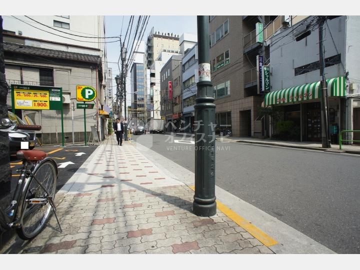 ビルの前の通り【ガーベラ天神】