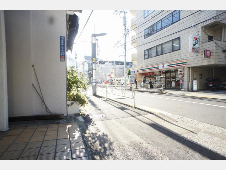 前面道路【ホワイトビル】