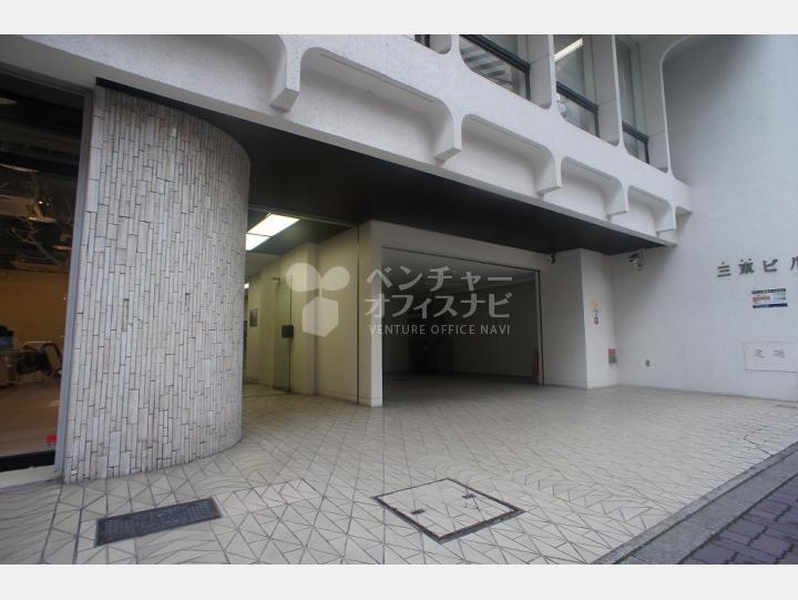 外観・入り口【三東ビル】