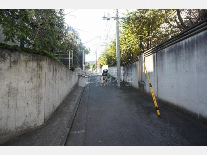 前面道路【レスツオン参宮橋】