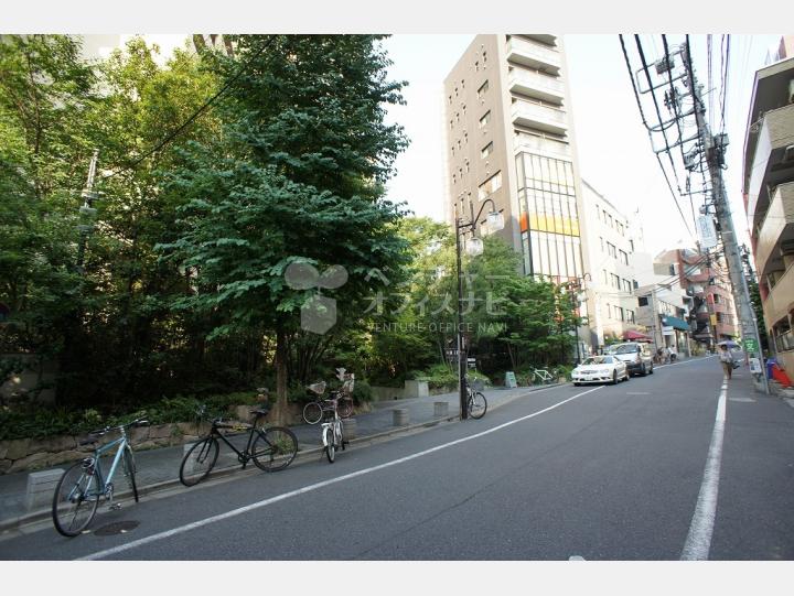 物件前の通り 【グロリアスマンション】