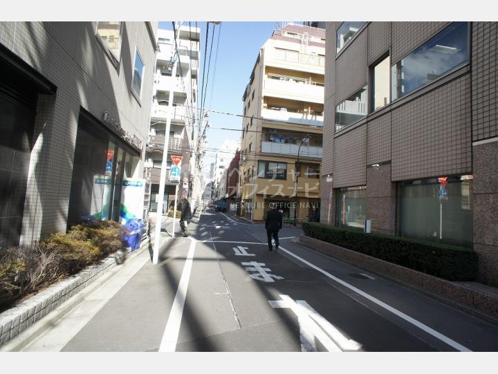 ビルの前の通り【トミオハイツ】