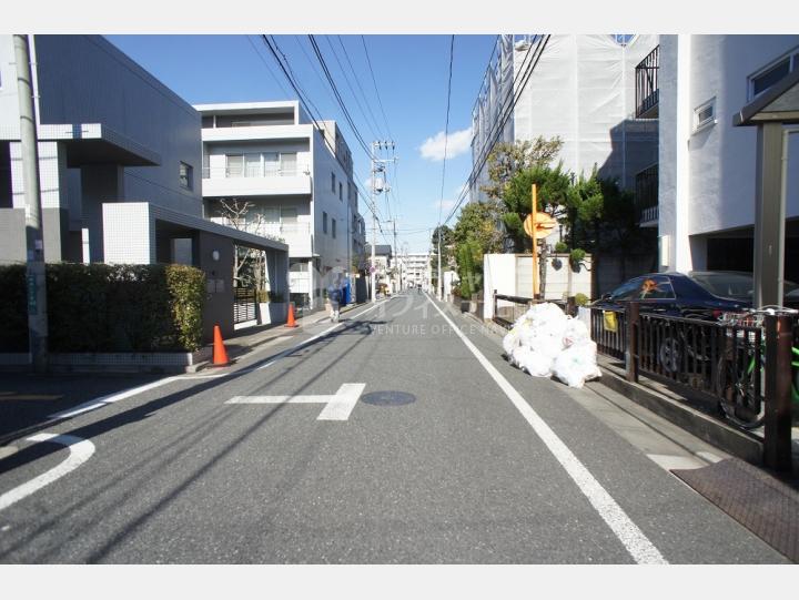 前面道路【ウィスタリア中野】