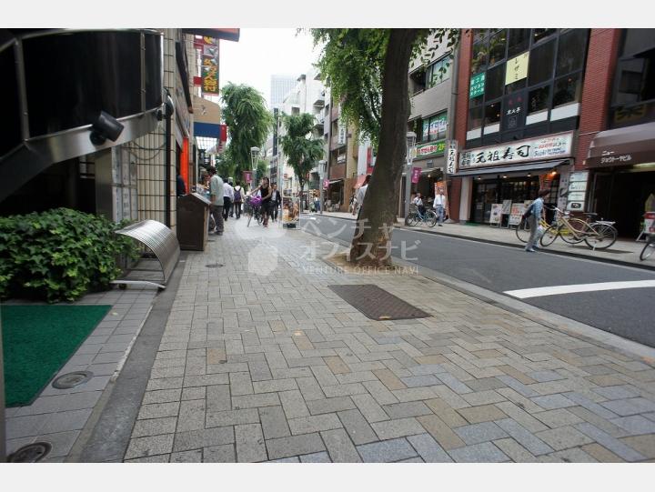 ビルの前の通り【SHKビル】