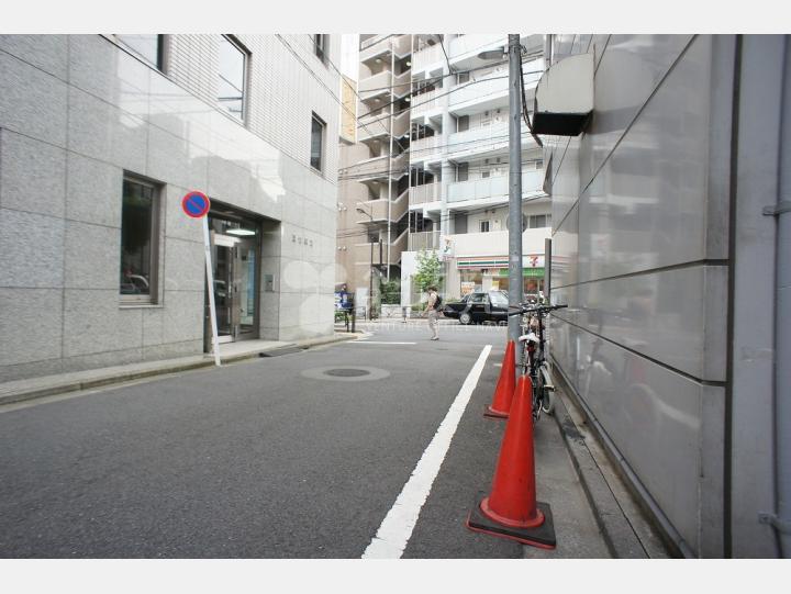 ビルの前の通り【高柳ビル】