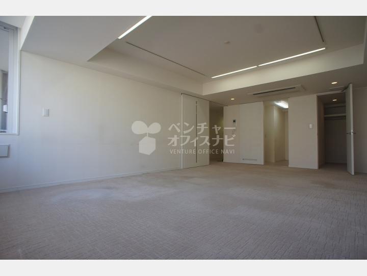 17.8畳のリビング デザイナーズSOHOマンション 【恵比寿デュープレックスリズ】