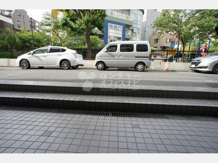 建物前の道路【第六文成ビル】