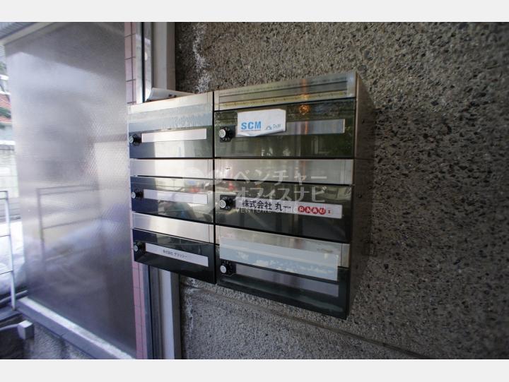 ポスト　【アカデミービル】