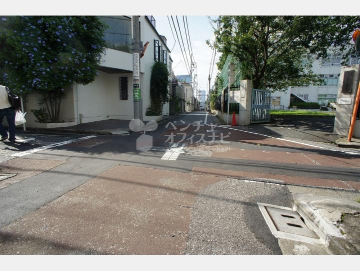 物件前の通り 【メゾン岡田(MAISON OKADA)】
