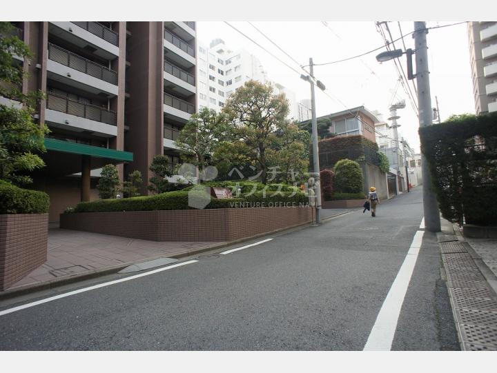 物件前の通り【ソテイラビル】
