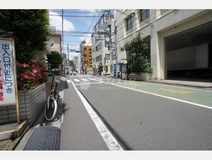 ビルの前の通り【新小川町ビル】