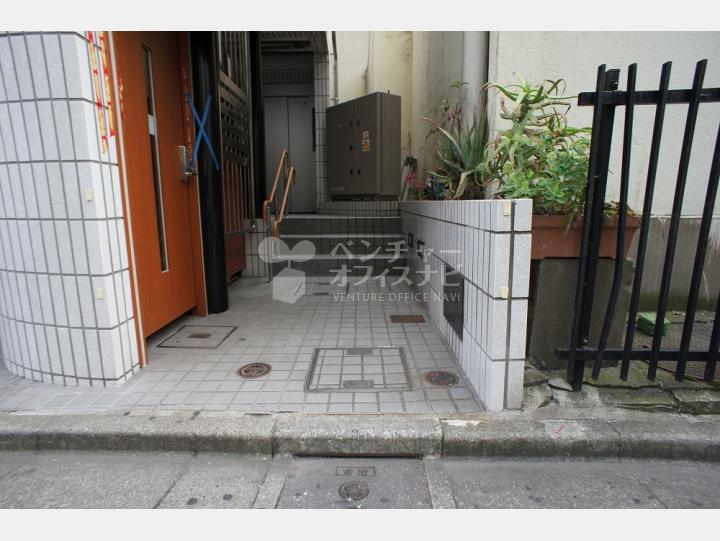 入口【カニエビル】