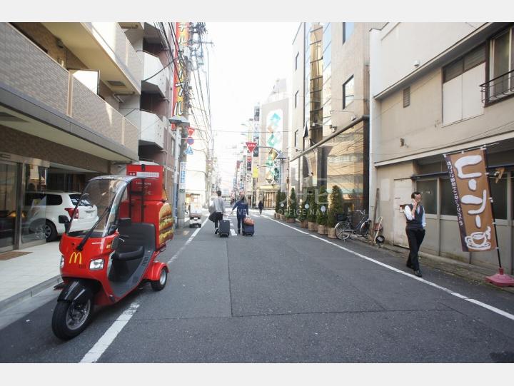 ビルの前の通り【アルコイルスKビル】