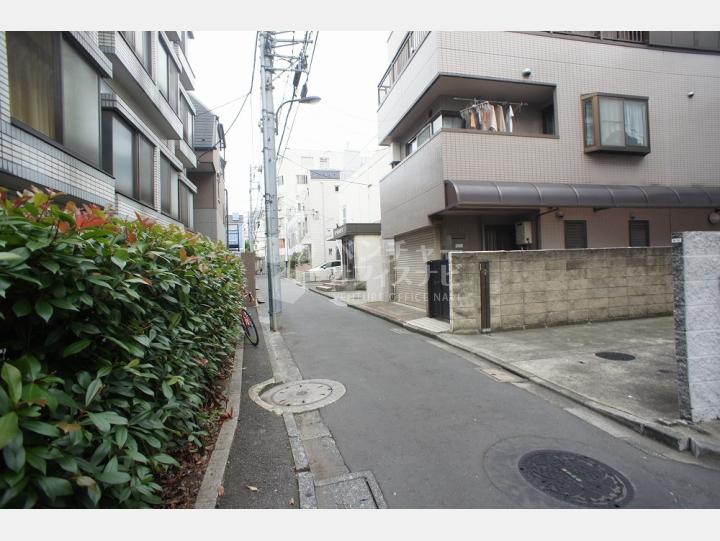 物件前の通り【プラザ・新宿】