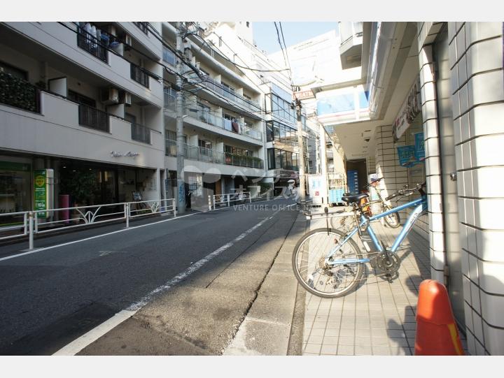 前面道路【カザマビル】