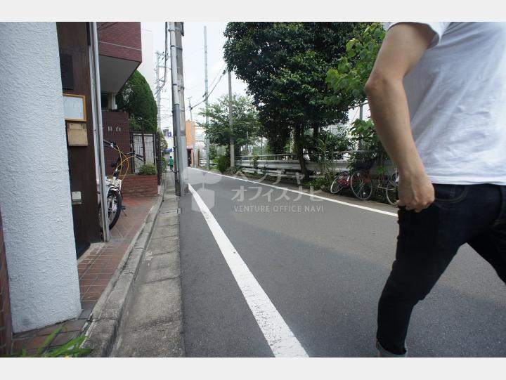 ビルの前の通り【日の出マンション】