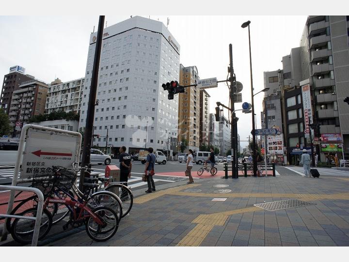 物件前通り【ライオンズマンション新宿第2】