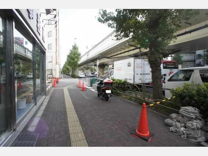 前面道路【ウイン池袋】