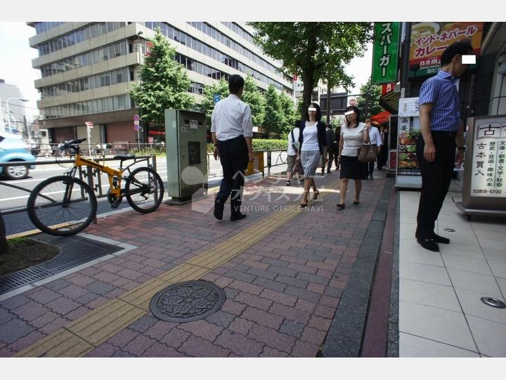 ビルの前の通り【本郷コーポレイション】