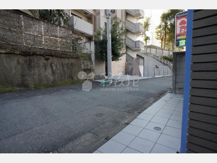 建物前の通り