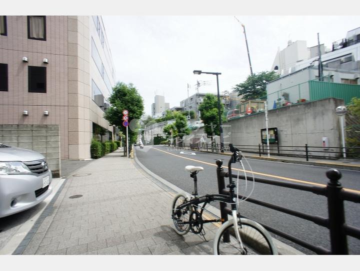 前面道路【市ヶ谷タイホービル】